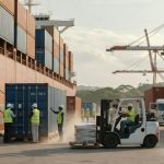 Brasil registra superávit recorde de US$ 10,5 bi em abril, impulsionado por soja e petróleo. Entenda o impacto para a economia e seu bolso.