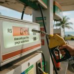 Governo anuncia subsídio de R$ 0,44 por litro de gasolina por dois meses para amortecer alta do petróleo causada pela guerra no Irã. Custo estimado: R$ 2,4 bilhões.