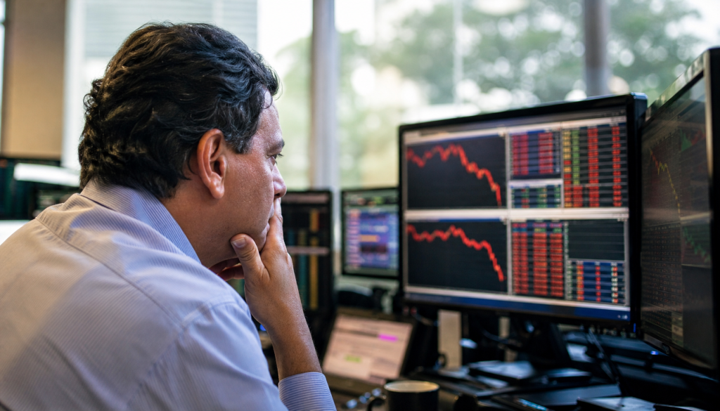 Ibovespa recua 1,16% e opera aos 181.972 pontos enquanto dólar registra leve queda de 0,05% a R$ 4,8973. Entenda o movimento divergente dos indicadores.