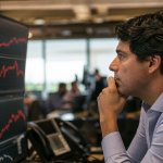 Dólar salta 1,70% para R$ 5,07 enquanto Ibovespa recua 0,82% em sessão volátil. Entenda o que significa essa movimentação expressiva no mercado brasileiro.