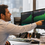 Ibovespa registra alta expressiva de 2,03% e fecha aos 177.820 pontos, enquanto dólar recua 0,15% para R$ 5,0301. Entenda o que esse movimento significa para o mercado.