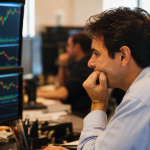 Ibovespa recua 0,01% e dólar cai 0,12% em sessão estável nesta quinta-feira. Mercado opera sem grandes surpresas aguardando novos sinais econômicos.