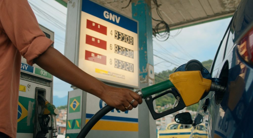 Rio, Petrobras e Naturgy fecham acordo para reduzir preço do gás em até 6,5%. Medida beneficia motoristas, indústrias e consumidores residenciais.