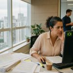 UE revisa regras do MiCA sobre stablecoins e DeFi antes do prazo de julho. Entenda o impacto para a regulação cripto no Brasil e o que muda para investidores.