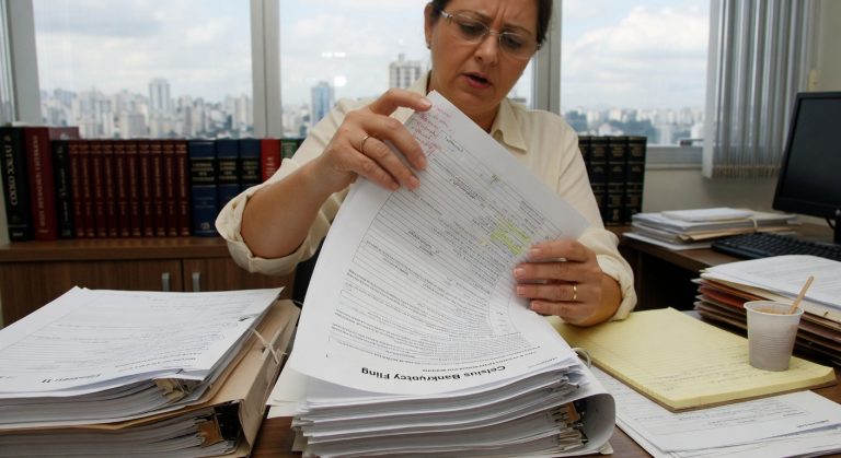 Fundador da Celsius pede anulação de pena de 12 anos por fraude cripto, alegando conflito legal com caso de Sam Bankman-Fried. Entenda o impacto para investidores.