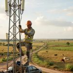 Anatel leiloa frequências 4G para áreas rurais. Quatro operadoras investirão R$ 2 bi até 2030 para conectar 680 mil brasileiros e 6,5 mil km de rodovias.
