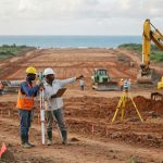Acelen investe R$ 7,5 bi em biorrefinaria na Bahia para produzir 1 bilhão de litros/ano de combustíveis sustentáveis a partir de macaúba. Projeto começa em 2029.