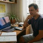 Robinhood lança robôs de IA para negociar ações e anuncia expansão para cripto. Entenda o que é negociação agêntica e o impacto para o investidor brasileiro.