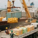 Brasil importa 85% dos fertilizantes que consome. Entenda como a eficiência portuária se tornou estratégica para a produtividade do agronegócio nacional.