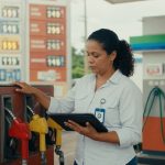 ANP autuou 21 empresas por preço abusivo de combustível em três meses. Fiscalização será ampliada em 40% enquanto subsídios seguram preços na bomba.