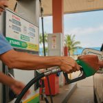 Governo propõe elevar mistura de etanol na gasolina para 32%, economizando 450 milhões de litros de importação e reduzindo preço ao consumidor.