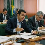Senadores cobram transparência sobre socorro de R$ 8,8 bilhões ao BRB, que não divulgou balanço de 2025. Crise ameaça R$ 30 bi em depósitos judiciais.