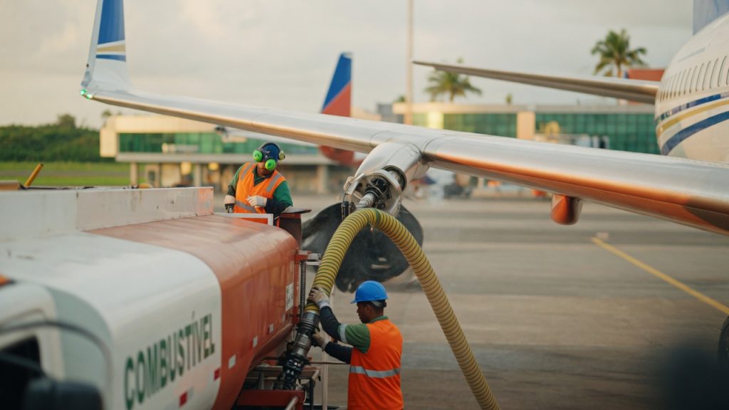 Decreto do SAF aguarda publicação final na Casa Civil. Regras para combustível sustentável de aviação devem destravar investimentos bilionários no Brasil.