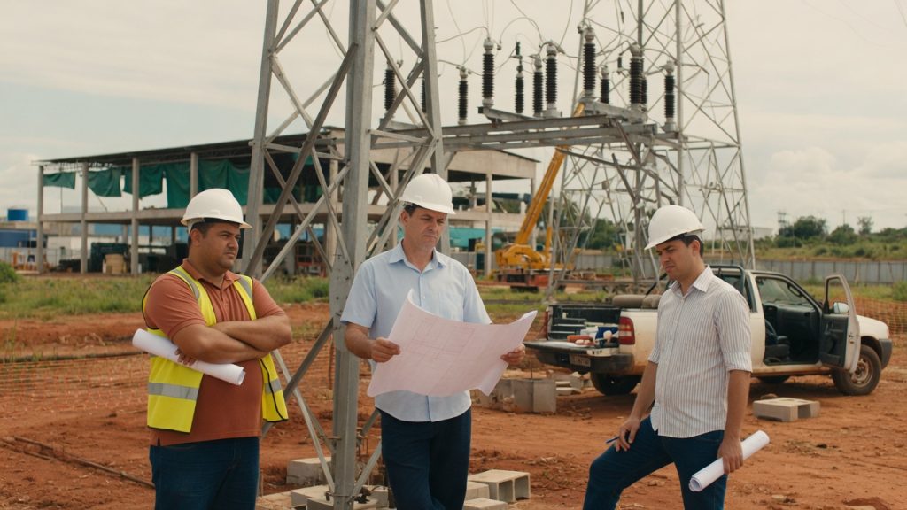 Demanda recorde por conexão à rede elétrica leva espera a 5 anos no Brasil. Indústrias e data centers disputam espaço no grid de transmissão.