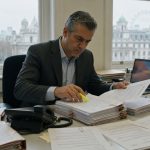 Nigel Farage recebe US$ 6,7 milhões de bilionário da Tether e enfrenta pressão por transparência. Entenda o impacto para regulação cripto no Brasil.
