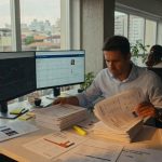 Blockworks adquire Messari em consolidação do mercado de dados cripto. Entenda o impacto da fusão para investidores brasileiros e o setor de inteligência blockchain.