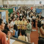 Web Summit Rio 2026 bate recorde com 1.572 startups, crescimento de 12% e impacto de R$ 170 milhões na economia carioca. Veja os números do evento.
