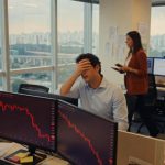 Bitcoin registra queda de 50% desde o topo, a menor retração em um mercado baixista da história. Analistas alertam que o fundo pode não ter sido atingido.
