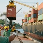 Exportações brasileiras para China crescem 21,8% enquanto vendas aos EUA caem 16%. Entenda o impacto das tarifas americanas no comércio exterior do Brasil.
