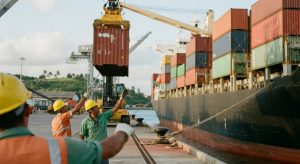 Exportações brasileiras para China crescem 21,8% enquanto vendas aos EUA caem 16%. Entenda o impacto das tarifas americanas no comércio exterior do Brasil.