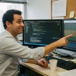 Hacker ético recupera US$ 2 milhões em Ethereum bloqueados desde 2016 por falha em contrato inteligente da ICO HongCoin. Entenda o caso e os riscos.