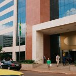 XP negocia com BB entrada no consórcio que vai socorrer o BRB. Banco público do DF acumulou prejuízos com ativos sem lastro do Master. Entenda o resgate.