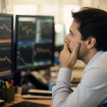 Ibovespa recua 0,60% aos 175.578 pontos enquanto dólar registra estabilidade a R$ 5,0727. Entenda o movimento do mercado nesta quarta-feira.