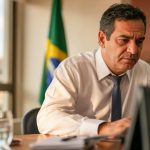 Brasil e EUA marcam reunião para segunda-feira (31) para negociar tarifas que atingem US$ 6,6 bilhões em exportações brasileiras. Entenda o impacto.