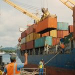 Brasil registra superávit de US$ 7 bilhões em julho com exportações puxadas por soja e petróleo. China mantém liderança, mas EUA e Argentina recuam.