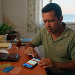 Famílias brasileiras perderam R$ 62,5 bi para bets em 2025, equivalente a 0,68% da renda disponível. Regulação ainda falha em proteger apostadores compulsivos.