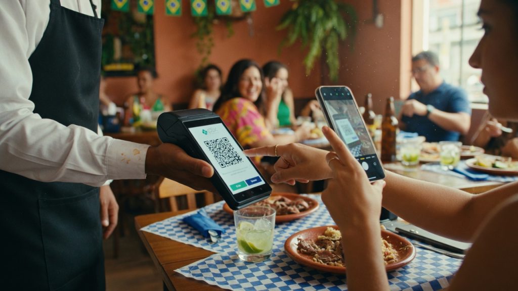 Pix alcança 20,5% dos pagamentos em bares e restaurantes, crescendo principalmente entre pequenos negócios. Dinheiro em espécie cai para 8,3% das transações.