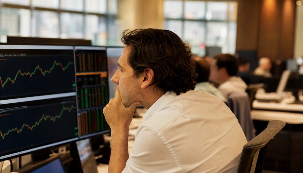 Ibovespa sobe 0,47% e fecha aos 177.999 pontos. Dólar avança 0,07% a R$ 5,0773. Sessão de ajustes técnicos sem movimentos bruscos.