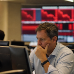 Ibovespa cai 1,69% nesta sexta-feira e registra 172.581 pontos, enquanto dólar recua 0,21% a R$ 5,0908. Entenda o movimento e o que acompanhar.