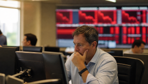 Ibovespa cai 1,69% nesta sexta-feira e registra 172.581 pontos, enquanto dólar recua 0,21% a R$ 5,0908. Entenda o movimento e o que acompanhar.