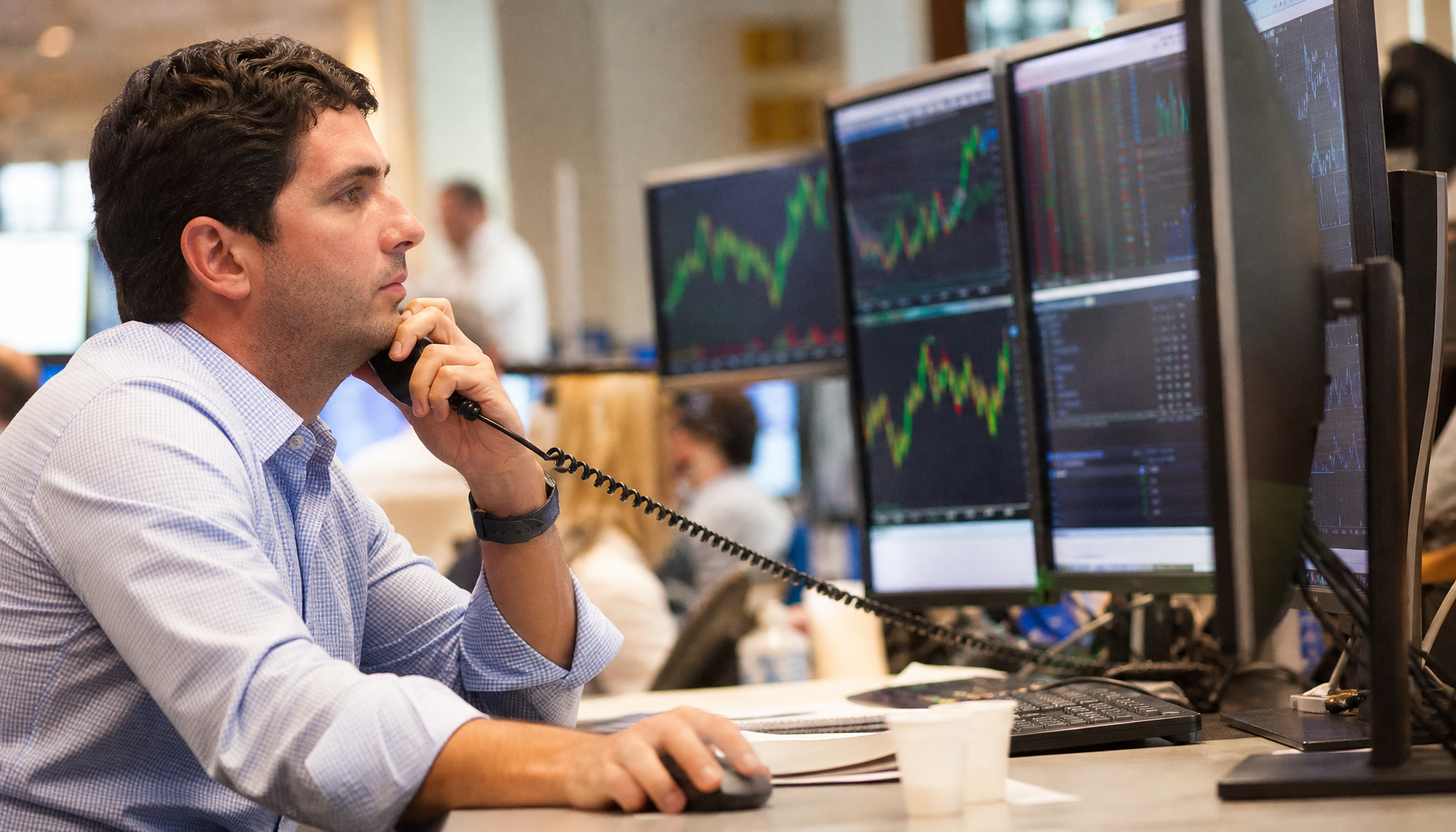 Ibovespa avança 0,96% e dólar recua 0,63% às 14h desta quarta-feira (19), em movimento coordenado que sinaliza recuperação do apetite por ativos brasileiros.
