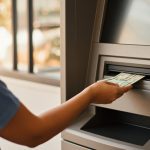 Brasileiros sacaram R$ 10,5 bi da poupança em agosto. Selic em 14% torna outros investimentos mais atrativos. Entenda a migração e o impacto no seu bolso.