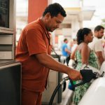 Governo amplia subsídios aos combustíveis: gasolina terá redução de R$ 0,63/litro em tributos e diesel receberá subvenção de R$ 1/litro. Entenda o impacto.