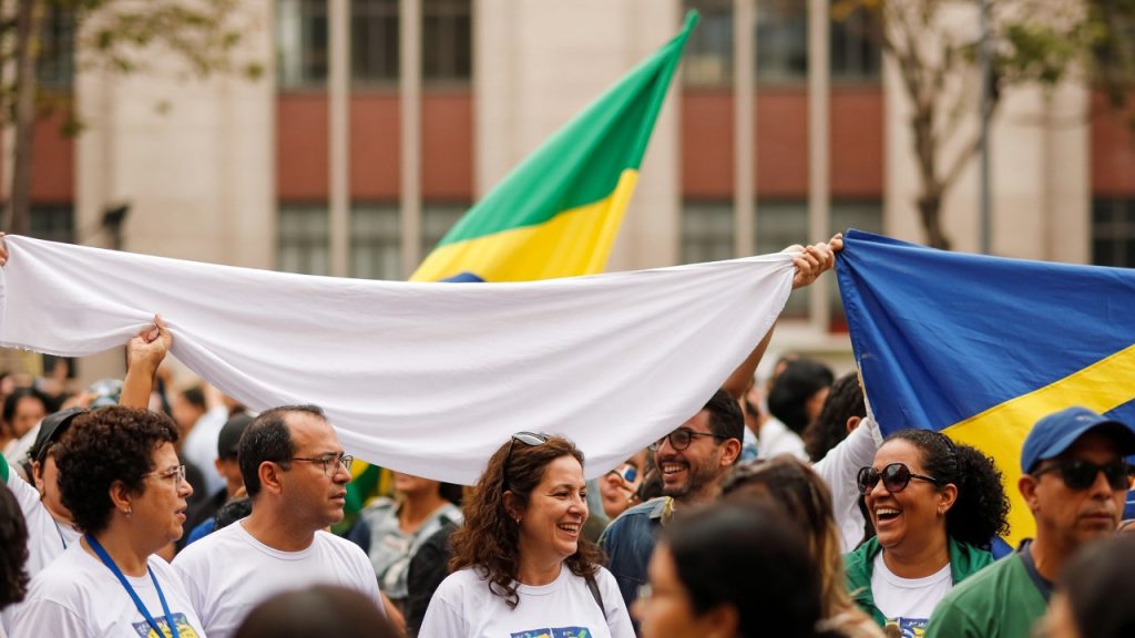 Bancários da Caixa protestaram na avenida Paulista contra mudanças no plano de saúde propostas pelo banco, antes de julgamento no TST. O que está em jogo.
