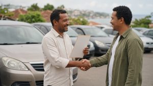 Preços de carros usados sobem 0,73% na Bahia em agosto, enquanto média nacional cai 0,01%. Elétricos de 2023 perdem 46% do valor. Entenda o mercado.