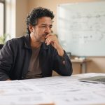 Pesquisadores reduziram em 50% o tempo estimado para computadores quânticos atacarem Bitcoin e Ethereum. Entenda o impacto para investidores brasileiros.
