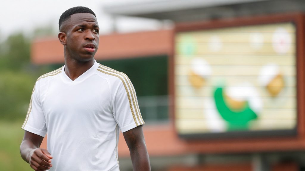 Vinicius Junior cai de 200 para 130 milhoes de euros na Transfermarkt. Entenda por que o mercado precifica expectativa futura e nao gols marcados.